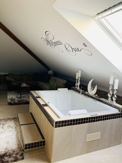 Viel Platz, wenig Energiekosten – Neuwertige Stadtvilla auf 367 qm  A+ – Whirlpool 2.OG
