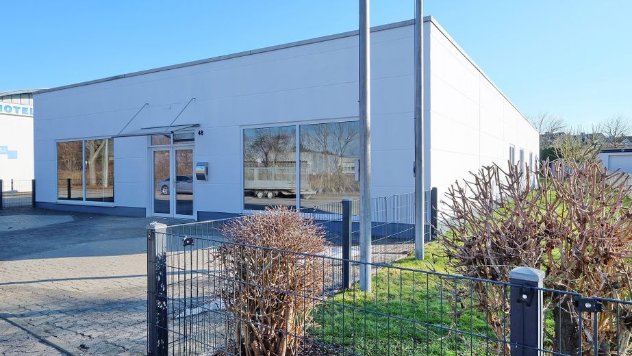 Gewerbehalle mit Ausstellungsfläche, Werkstatt und Büro in Wolfenbüttel-Linden – Eingangsansicht 3