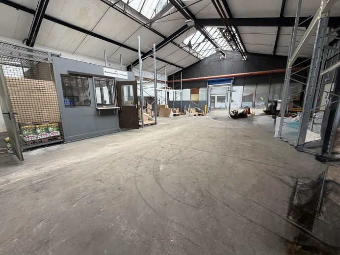 Teilbare Hallenflächen 240/300/540 qm hell und zentral in der Posener Straße – Foto 3