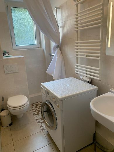 Möblierte 2-Zimmer-Wohnung mit Balkon und Aufzug – bezugsfrei & provisionsfrei – Badezimmer mit Fenster