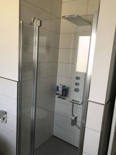 منزل صف حديث مع تراس على السطح – Dusche Bad