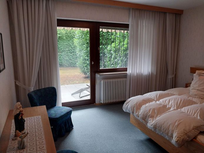 Casa unifamiliar independiente en más de 1.000 m²: tranquila, soleada, con sótano de uso versátil, cerca de Friburgo – Schlafzimmer mit Freisitz