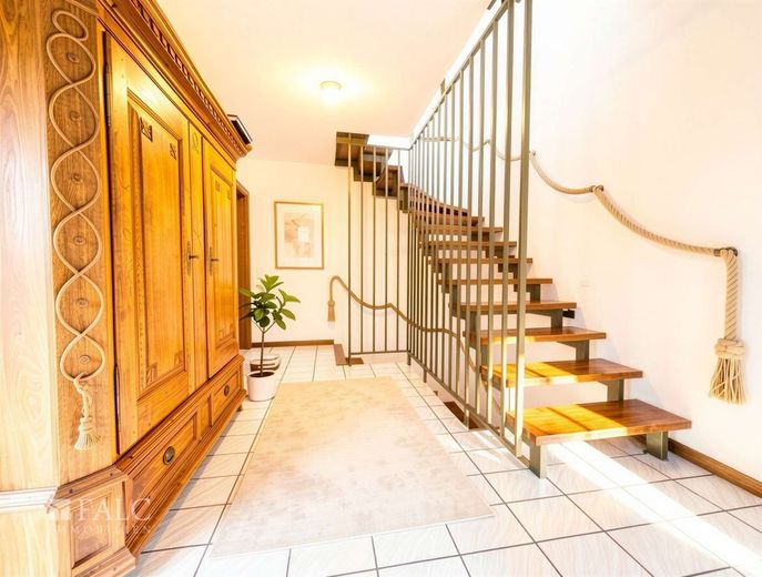 Familienglück im Grünen: Reihenendhaus mit Garten, Garage und viel Platz in Remscheid-Lüttringhausen – Flur mit Treppe