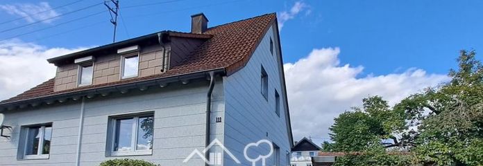 Freistehendes Einfamilienhaus mit großzügigem Garten und Garagenhaus