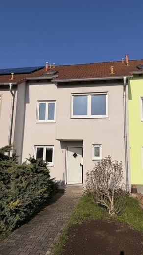 Vollunterkellertes Reihenhaus in ruhiger Stadtrandlage mit Garten und separater Garage – Hausansicht Straßenseite