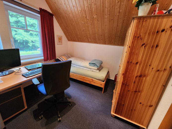 Ferienhaus mit eigenem Bootsliegeplatz – Gästezimmer, Büro 2