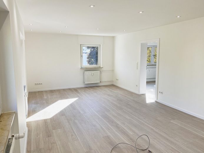 Kernsanierte, exklusive 3-Zimmer-Wohnung in Wiesbaden – Langenbeckstraße 4 – Heller Wohnbereich