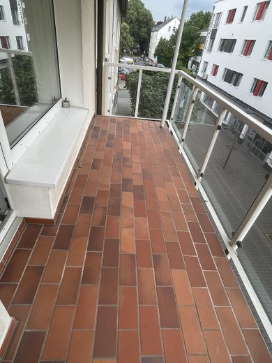 3,5 Raum-Whg. City, 2 Balkone, modernisiert, Bad: Wanne + Dusche + Fenster – Balkon zur Moltkestraße