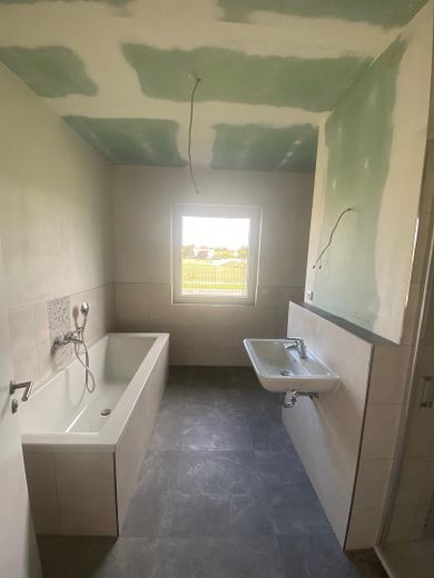 Sin comisión, primera ocupación, ¡encantador bungalow con parcela incluida en Sonnewalde-Münchhausen! – Bad