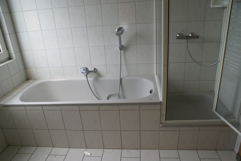 Dortmund-Kirchlinde’de güney balkonlu güzel, yenilenmiş 2 odalı daire 1.11.26 tarihinden itibaren kiralık – Badewanne und Duschkabine
