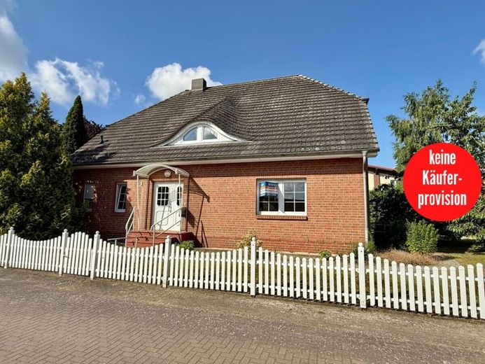 HORN IMMOBILIEN++ 2 km bis Neubrandenburg, großes Einfamilienhaus mit vielen Extras - Einliegerwohnung möglich – Foto 1