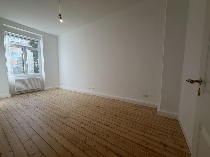 *First occupancy* Completely renovated 3-room period apartment on Bergerstraße with fitted kitchen and balcony – Zimmer 3