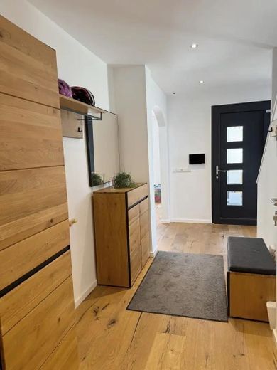 Zukunftssicheres Design-Atriumhaus: Klasse B, 12kWp PV, Klima, Kamin & Einlieger-Option – Eingangsbereich