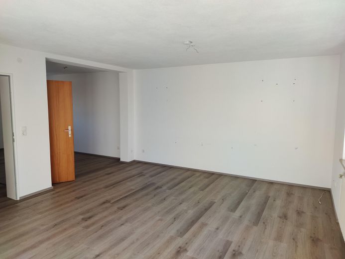Schöne 2,5-Zimmer Wohnung im 3. OG mit Einbauküche, Balkon und Garage – Wohnzimmer