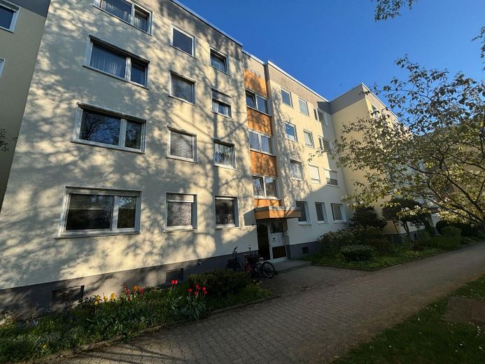 Frisch sanierte 3-Zimmer-Wohnung mit Loggia und TG in attraktiver Lage – Eingang vom Innenhof