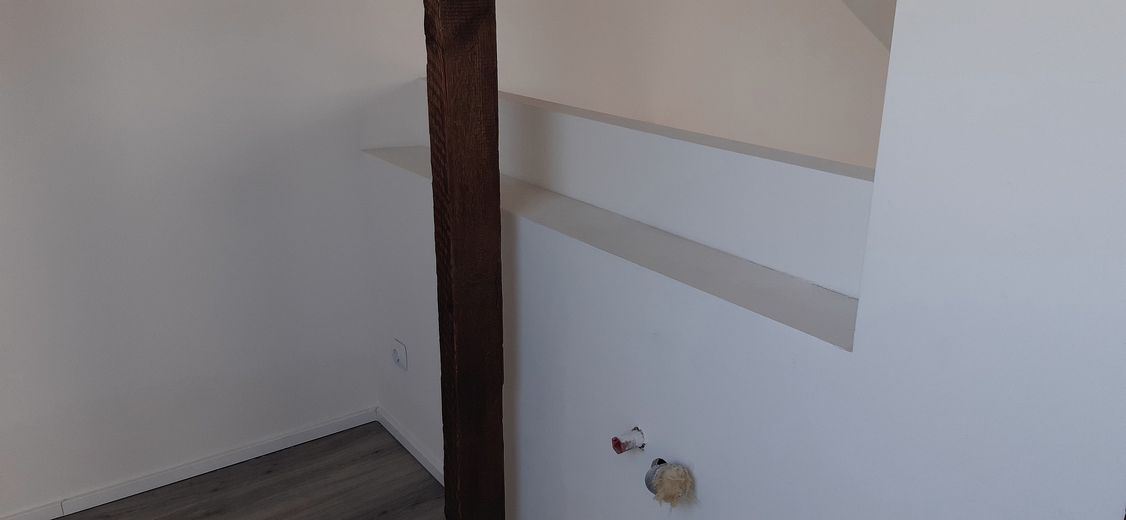 Ausgefallene Altbau-Wohnung – Anschlussmögl. kl. Küchenzeile