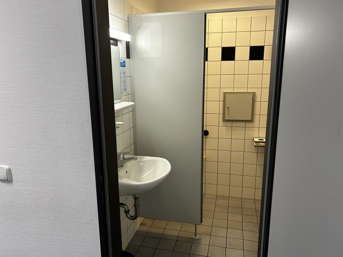 Großzügige Räumlichkeiten für Praxisnutzung oder Bürounternehmen – Gäste-WC