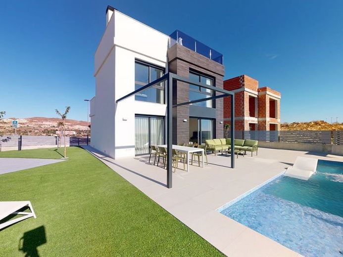 Wunderschöne Villen mit 3 Schlafzimmern, 3 Bädern, Dachterrasse, Meerblick und Privatpool – Foto 1