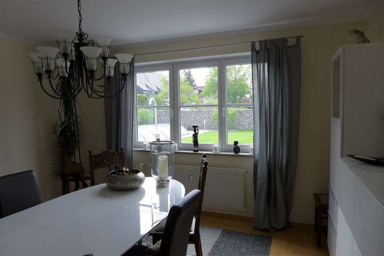 Beste Wohnlage und hochwertige Ausstattung, Garten Süd-West Ausrichtung mit Pool – Esszimmer