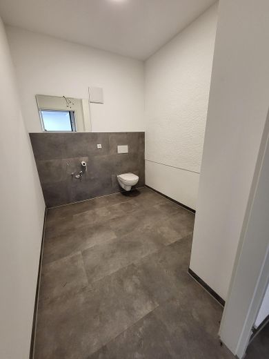 2 Einmalige Ladenlokale in stark frequentierter Lage mit ca. 280 m2 und 103 m2 Gewerbefläche – vorgesehene Toilette vom Vormi