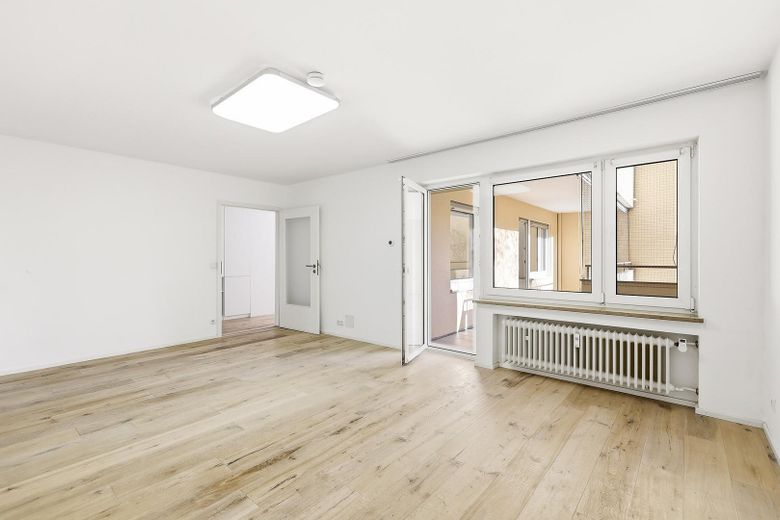 Luminoso appartamento di 2,5 locali con ampio balcone esposto a sud-ovest e cucina componibile – Wohnzimmer