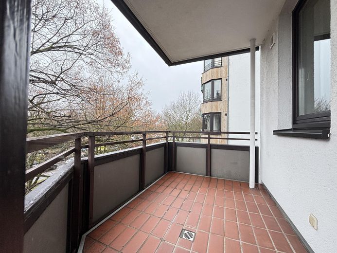 Köln Neustadt-Nord Agnesviertel'de balkonlu aydınlık 2 odalı daire – Balkon