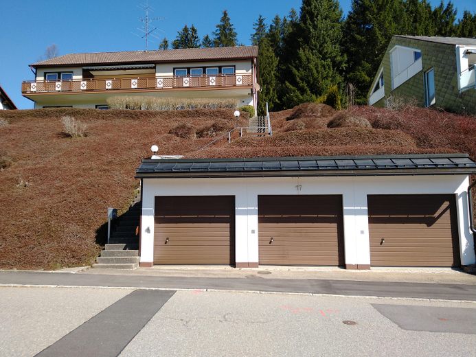 Vielseitig nutzbares Zweifamilienhaus mit unverbaubarer Aussicht – Blick von der Straße