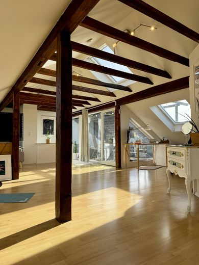 Maisonette de estilo antiguo inundada de luz, con chimenea, aire acondicionado y un ambiente residencial tranquilo – Schlafzimmer