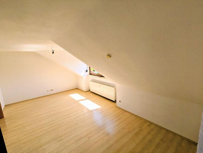Helle 3-Zi.-Wohnung + West-Balkon & TG-Stellplatz – Wohnzimmer