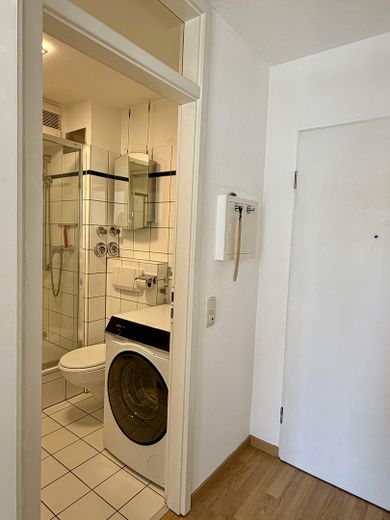 Bezugsfrei in Flingern: 1-Zimmer-Wohnung mit Balkon, Keller und Tiefgarage – Bad