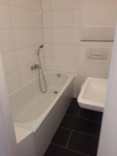 Idealne mieszkanie dla singla – Bad mit Wanne