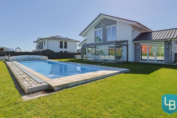 Una casa in cui sentirsi bene – abitazione come nuova con concezione degli spazi aperta e piscina riscaldata