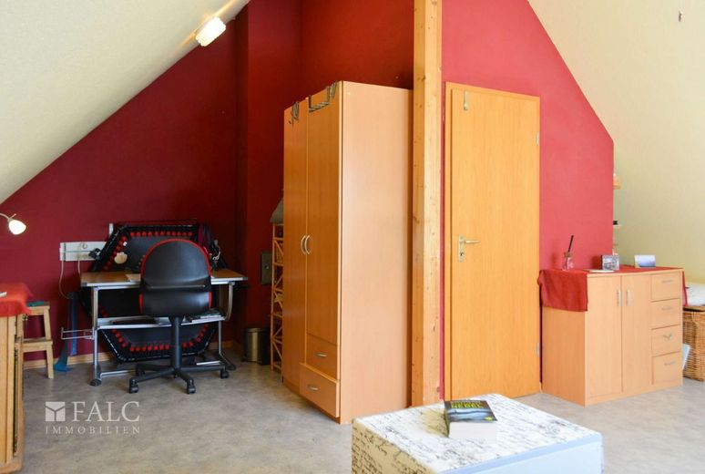 Familienfreundliche Doppelhaushälfte mit Garten, Terrasse &amp; Doppelgarage – Dachgeschoss