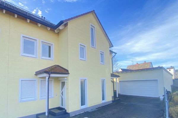 Attraktive 3 Zimmer Wohnung mit 2 Balkonen, PKW-Stellplatz in hochwertigem Zweifamilienhaus in ruhiger Lage bei Schwabach zu verkaufen.