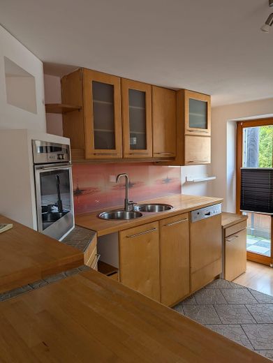 Küche mit Einbauschränken