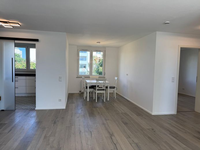 Renovierte 4-ZKB mit Terrasse und Balkon ins Grüne, EBK, 2 Stellplätze – bezugsfrei, provisionsfrei – Wohnzimmer/Essbereich