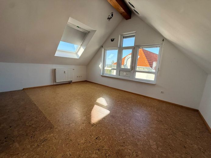 Provisionsfrei: Maisonette mit Hausgefühl, Südbalkon und 2 Tageslichtbädern inkl einem TG-Stellplatz – Kinderzimmer/Schlafzimmer 3.OG