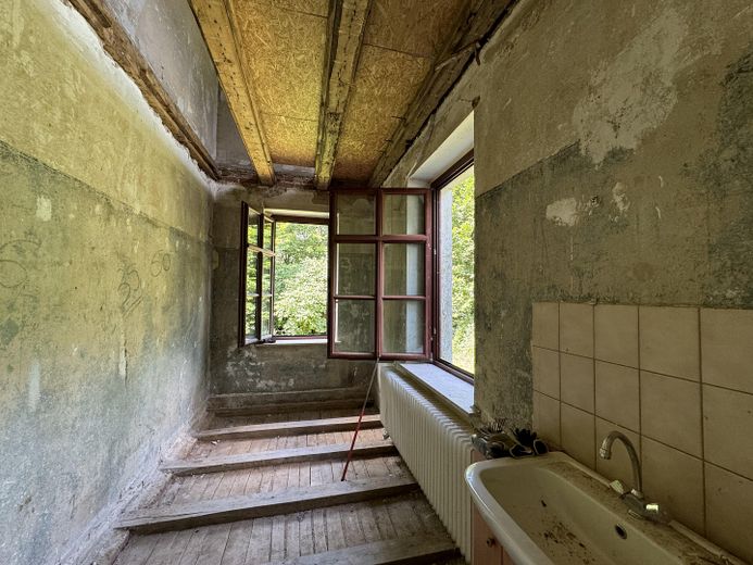 altes Forsthaus, Nebengebäude, 7600qm Grundstück, teilbar in 4 Baugrundstücke einzeln erwerbar – Gästezimmer unten entkernt