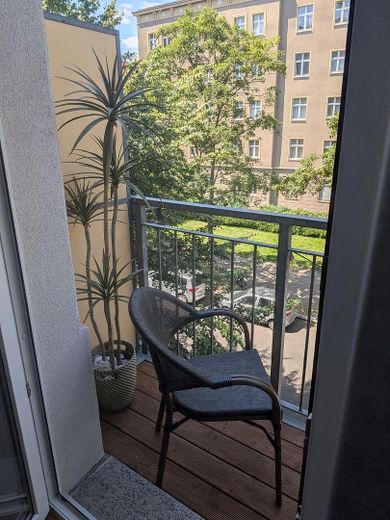 Friedrichshain'de balkonlu bakımlı 2 odalı eski bina dairesi – özelden, komisyonsuz – Blick vom Balkon