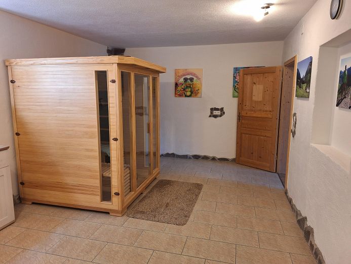 Großzügiges Wohnen im gepflegten Landhaus (nähe Golfplatz/Waldrand) PROVISIONSFREI – Raum 5 Sauna mit Dusche UG