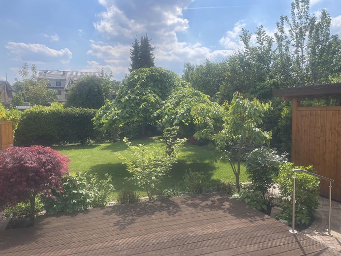 Modernes Einfamilienhaus mit viel Platz und idyllischem Garten, Kaufgrundstück – Blick in den Garten