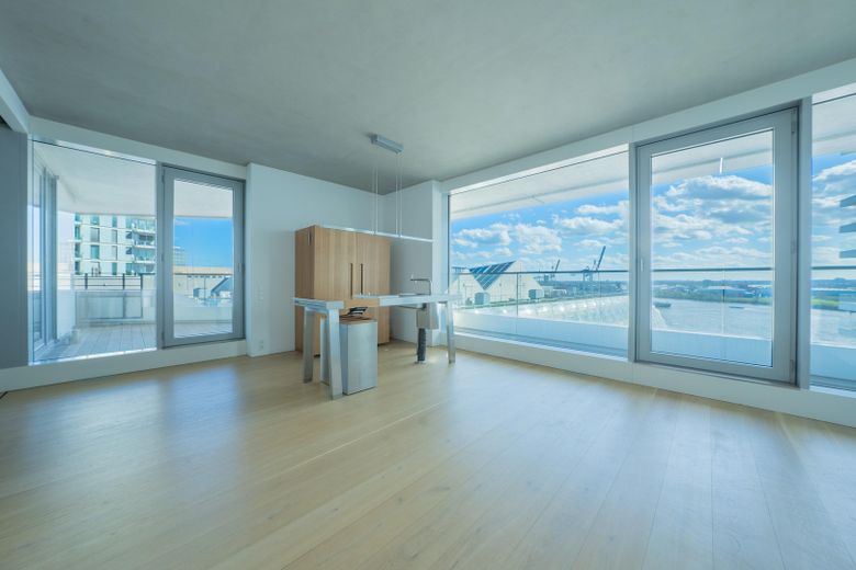 Designwohnung im Marco Polo Tower – mit Blick auf das Wendebecken des Hafens – Küche mit Wohnbereich