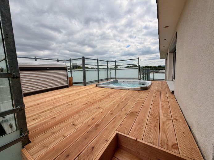 Holzdeck mit Whirlpool