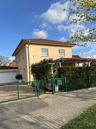 Aussenansicht mit Auffahrt