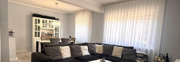 Helles Wohn- und Esszimmer mit