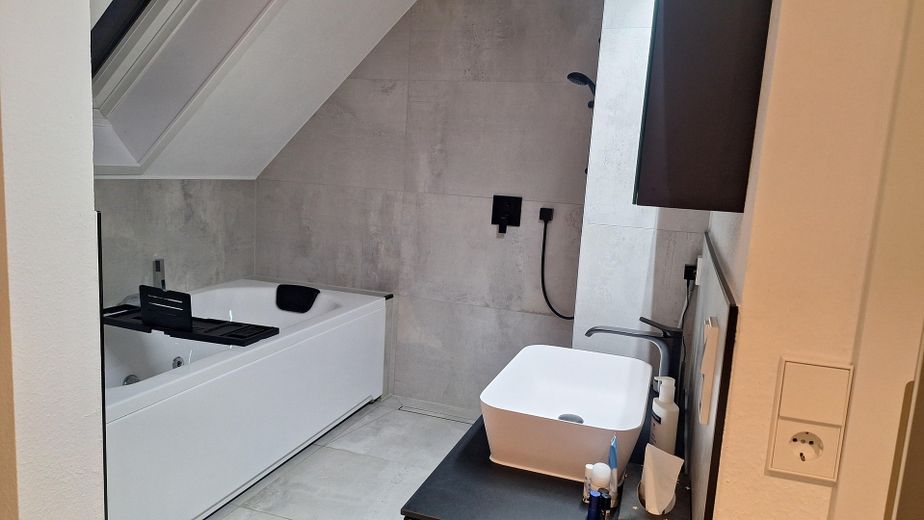 Occasione unica - Lussuoso appartamento duplex di 4,5 locali con vasca idromassaggio ecc. – En-Suite Badezimmer