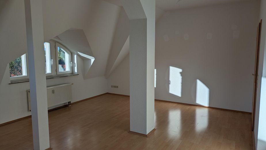 Helle 2-Zimmer Dachgeschosswohnung in Leipzig-Wiederitzsch – Wohnzimmer