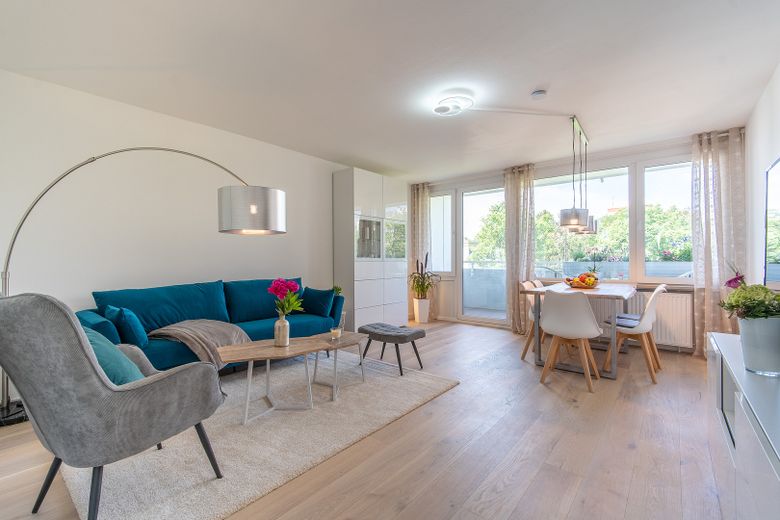 Moderno appartamento ammobiliato di 3 locali con balcone esposto a ovest - spese accessorie incluse – Wohn-Eßzimmer