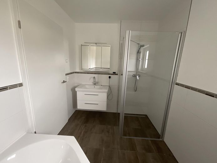 Am Waldrand - 5-Zi.-DHH | Bj. 2022 | 500 m² Grundstück – OG Masterbad 