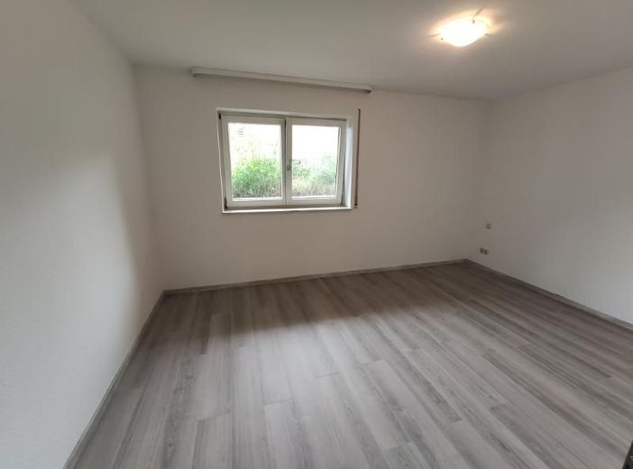 2 Zi. Souterrain Wohnung mit Terrasse und Garten (optional) – Schlafzimmer Bild 1